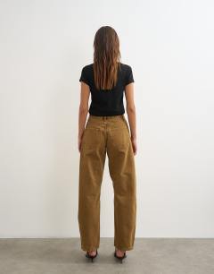 Model wearing Barrel mid rise jean in cumin