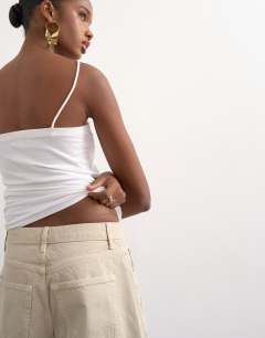 Model wearing Barrel mid rise jean in oat