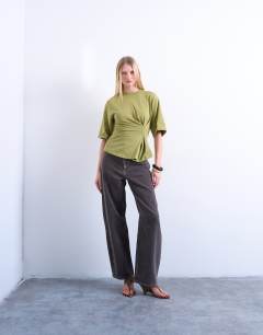 Model wearing Barrel mid rise jean in otter
