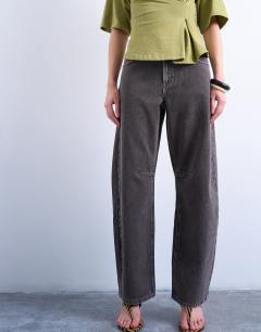 Model wearing Barrel mid rise jean in otter