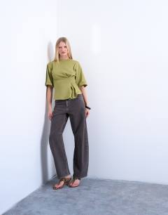 Model wearing Barrel mid rise jean in otter