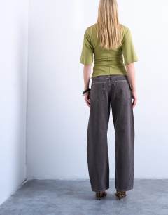 Model wearing Barrel mid rise jean in otter