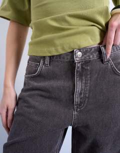 Model wearing Barrel mid rise jean in otter