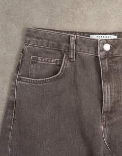 Model wearing Barrel mid rise jean in otter