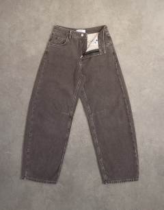 Model wearing Barrel mid rise jean in otter