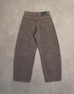 Model wearing Barrel mid rise jean in otter