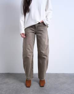 Model wearing Barrel mid rise jean in pesto