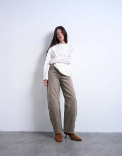 Model wearing Barrel mid rise jean in pesto