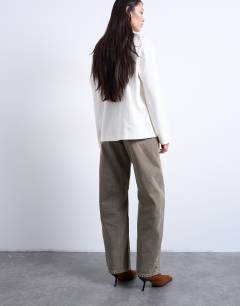 Model wearing Barrel mid rise jean in pesto