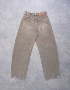 Model wearing Barrel mid rise jean in pesto