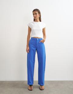 Model wearing Barrel mid rise jean in strong blue