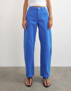 Model wearing Barrel mid rise jean in strong blue