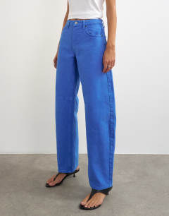 Model wearing Barrel mid rise jean in strong blue