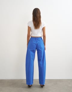 Model wearing Barrel mid rise jean in strong blue
