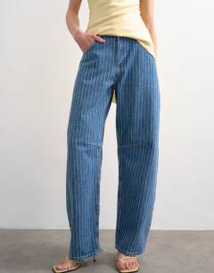 Model wearing Barrel mid rise jean in textured stripe in vintage blue