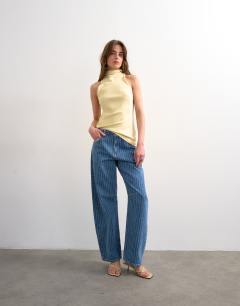 Model wearing Barrel mid rise jean in textured stripe in vintage blue