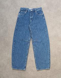 Model wearing Barrel mid rise jean in textured stripe in vintage blue
