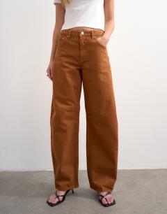 Model wearing Barrel mid rise jean in toffee