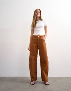 Model wearing Barrel mid rise jean in toffee