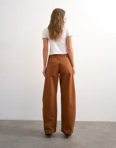 Model wearing Barrel mid rise jean in toffee