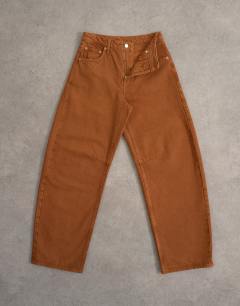 Model wearing Barrel mid rise jean in toffee