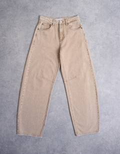 Model wearing Barrel mid rise jean in washed beige