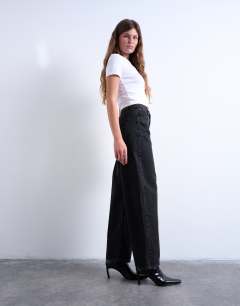 Model wearing Barrel mid rise jean in washed black
