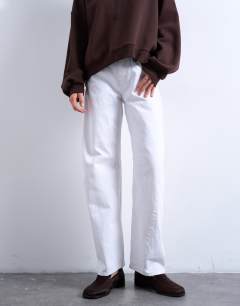 Model wearing Barrel mid rise jean in white