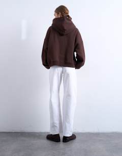 Model wearing Barrel mid rise jean in white