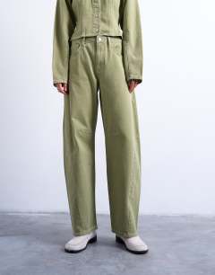 Model wearing Barrel mid rise jean with seam details in avocado