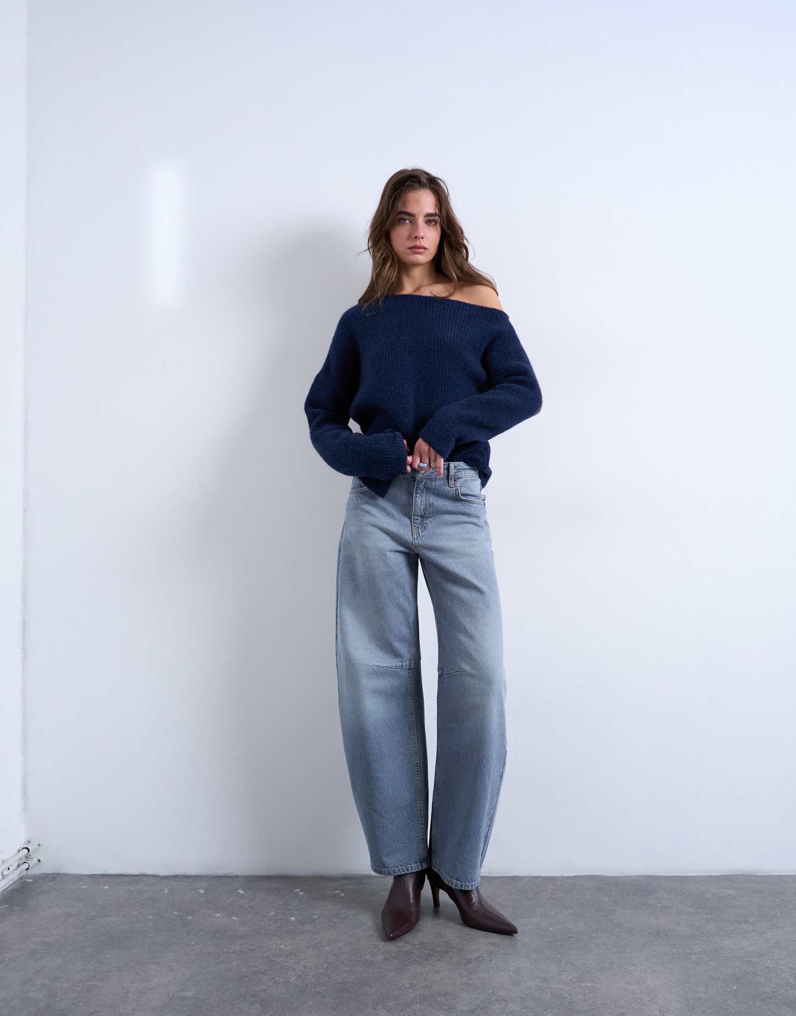 Джинсы средней посадки Topshop barrel красивого серого цвета