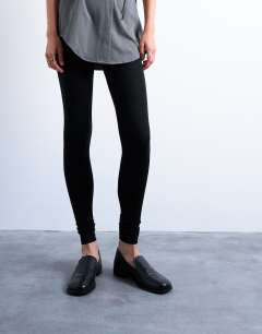 Model wearing Basic ankle legging in black