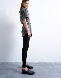 Model wearing Basic ankle legging in black