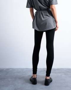 Model wearing Basic ankle legging in black
