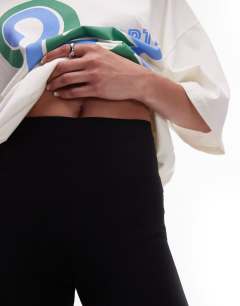 Model wearing Basic ankle length legging in black