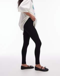 Model wearing Basic ankle length legging in black