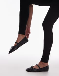 Model wearing Basic ankle length legging in black