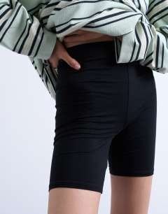 Model wearing Basic legging short in black