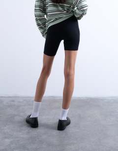 Model wearing Basic legging short in black