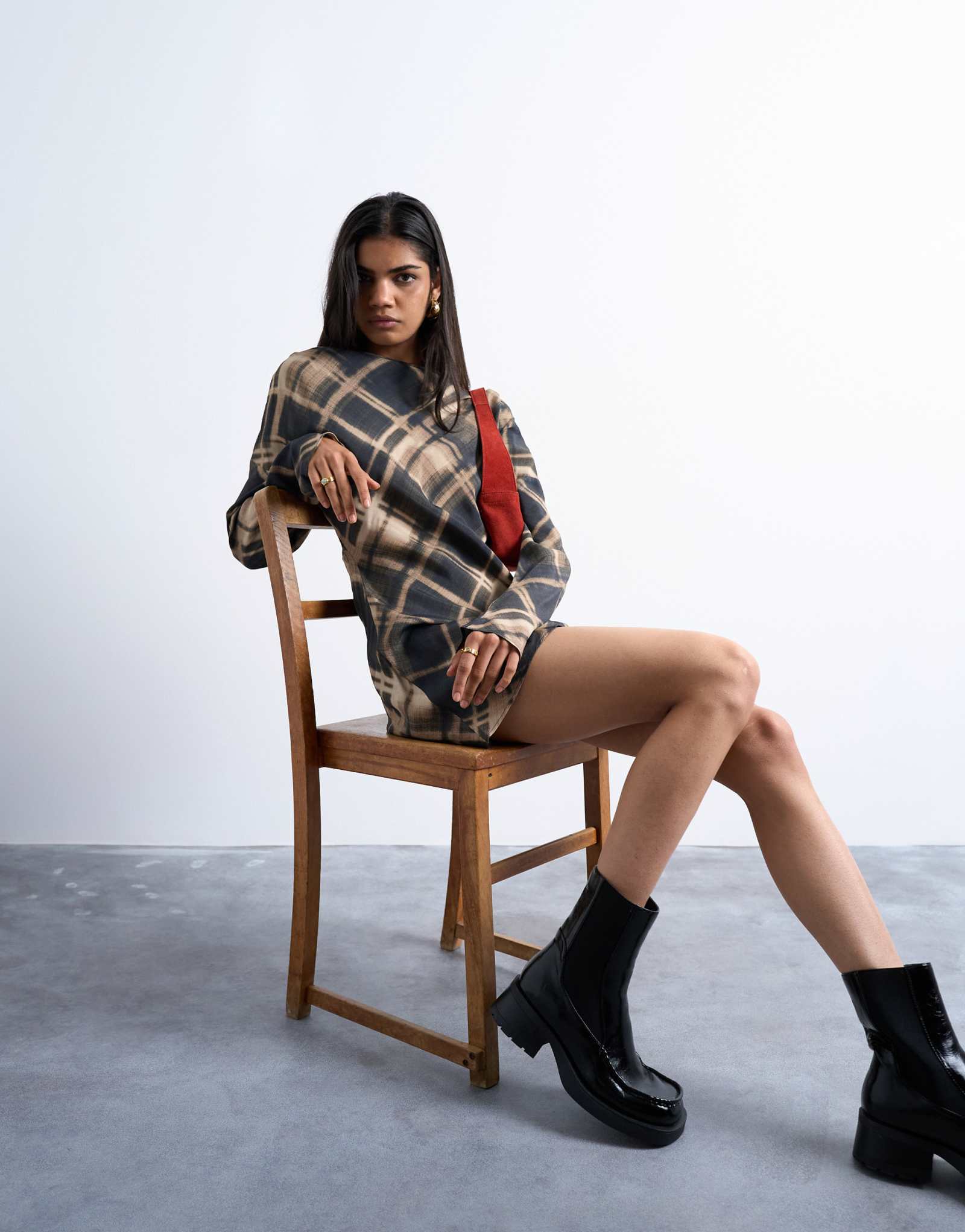 Мини-платье Topshop с открытой спиной и крыльями летучей мыши в черную размытую клетку