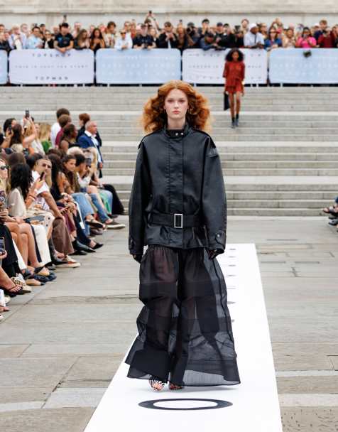 Topshop – Bauschige, kurze Bomberjacke aus Kunstleder in Schwarz mit Gürtel - view 1