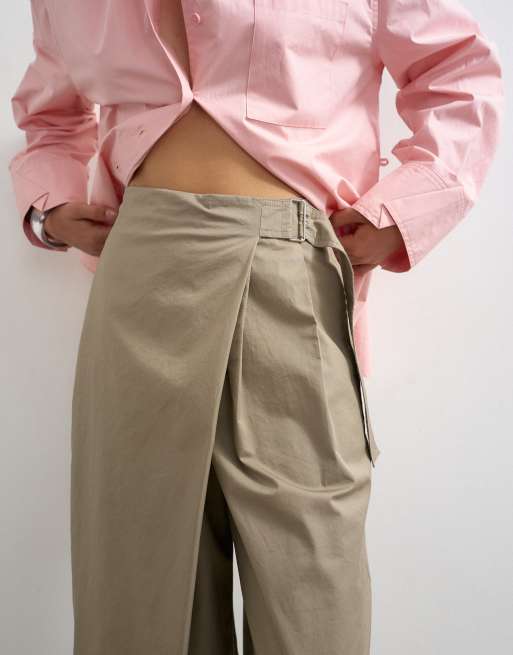 Topshop – Beige, vardagliga, finbyxor i techstil med omlottdesign och spänne, 2 av 5