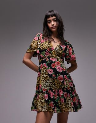 Topshop - Bella - Freizeitkleid mit Flügelärmeln und Rosen- und Punkteprint in Rosa