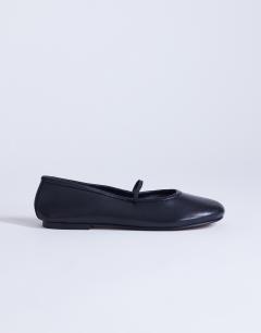 Model wearing Bella leather round toe ballet flat in black