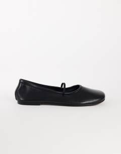 Model wearing Bella leather round toe ballet flat in black