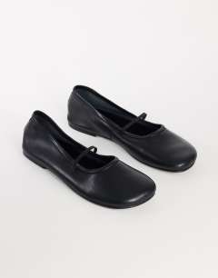 Model wearing Bella leather round toe ballet flat in black