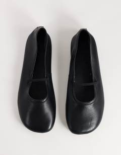 Model wearing Bella leather round toe ballet flat in black
