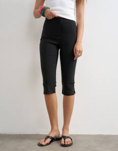 Model wearing Bengaline capri in black