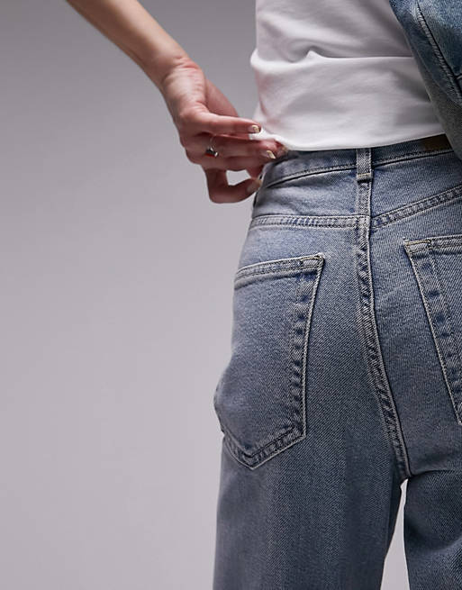 Topshop – Bequeme, elastische Mom-Jeans mit ausgebleichter Waschung | ASOS