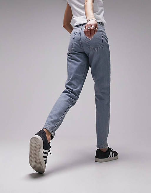 Topshop – Bequeme, elastische Mom-Jeans mit ausgebleichter Waschung | ASOS